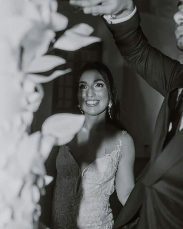 "Marry someone that looks at you the way that this bride looks at her wedding cake"
This is one of those images that speaks a thousand words. So beautiful 
Photo by @edography.co
...
#crumb #crumbcakes #crumbcakessa #cake #cakeme