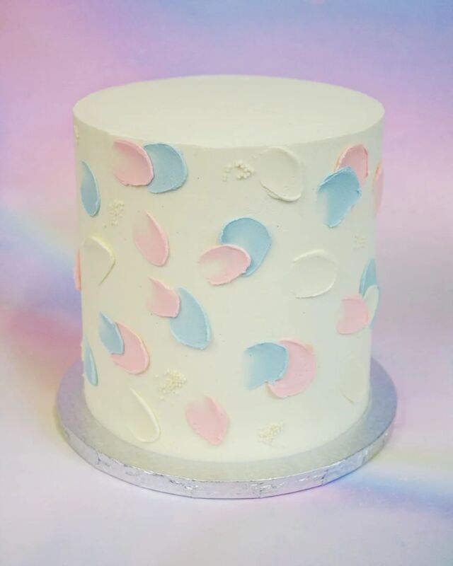 He or She? What will it be? ...Due to popular demand we've added a cute "gender reveal" cake to our online store 🫶...Choose between pastel pink or blue creamy vanilla bean frosting layered between our delicious vanilla bean or vanilla funfetti sponge. If you want to keep the result a secret you are even welcome to email us the results and we'll create your cake accordingly. So cute! Head to our online store to order your gender reveal cake to make the reveal extra special! 🍼...#crumb #crumbcakes #crumbcakessa #cakeme #crumbcakes #genderreveal #genderrevealcake