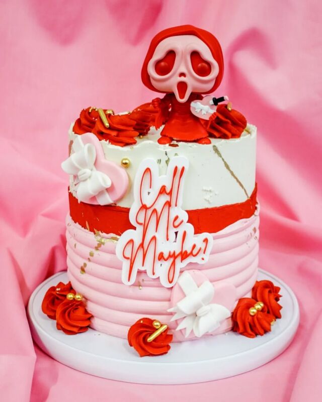 CALL ME MAYBE???❤️ ❤️❤️How absolutely adorable is this Valentine's Day inspired cake??? I can't get over this pink Ghostface (from Scream!) with his little box of chocolates. So cute. Pops on cakes is my new favourite thing❤️❤️❤️Our Valentine's Day range is live on our online store NOW. We can also create something  unique and bespoke with any theme (like this cake!)Get in touch via the.form on the Celebration cake page on our website.❤️❤️❤️Bespoke Topper by @bakeitbeautiful.co.za 🫶Funko Pop from @cvbblomtuin#celebrationcake#celebrationcakes #cakeme #crumbcakes #crumbcakessa