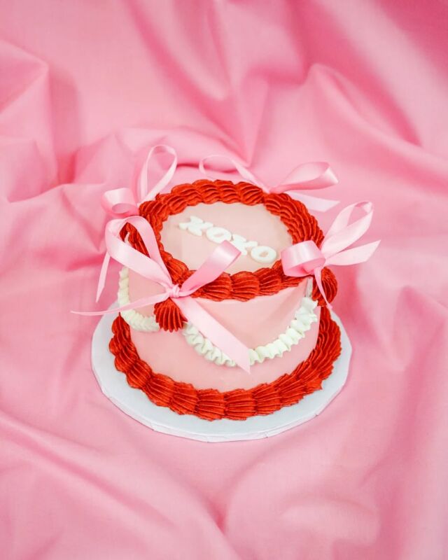 DON'T FORGET TO ORDER YOUR VDAY TREATS!! ❤️...Orders are still open for our super cute Valentine's range. This is our Baby Bow Peep mini cake - decorated with cute vintage piping, pink bows and a cute little message.Order from our online store 🫶...#crumb #crumbcakes #crumbcakessa #valentines #valentinesday #minicake #bentocake #capetowncakes