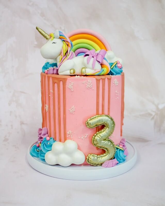 UNICORN DREAMS...An absolute dreamy unicorn themed cake for a special 3rd birthday party, complete with puffy clouds, rainbows and sprinkles. How adorable is the unicorn 🦄 with it's big purple bow and rainbow maine? 🎀 ...Need a bespoke themed cake for your next party? Get in touch via the bespoke cake enquiry form on our website and let us make your cake dreams come true! ...#cake #celebrationcake #celebrationcakes #cakeme #crumbcakes #vegancake #crumbcakessa #unicorncake #unicornparty #unicorn #capetowncakes