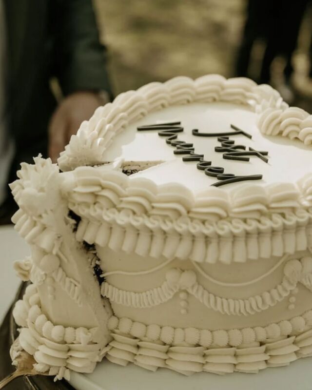 I just love this detail shot by @miriekphotography of this beautiful heart shaped wedding cake we made for Chelsea & Jaco's wedding. How satisfying are those frills around the top edge of the cake?? It's my favourite detail to pipe! 
...
Acrylic Topper from @bakeitbeautiful.co.za
#crumb #crumbcakessa #crumbcakes #cakeme #vintagecake #lambethcake #lambeth #lambethpiping #piping #caketopper #capetowncakes #cake #cakes #heartcake #heartshapedcake #vegan #veganbycrumb